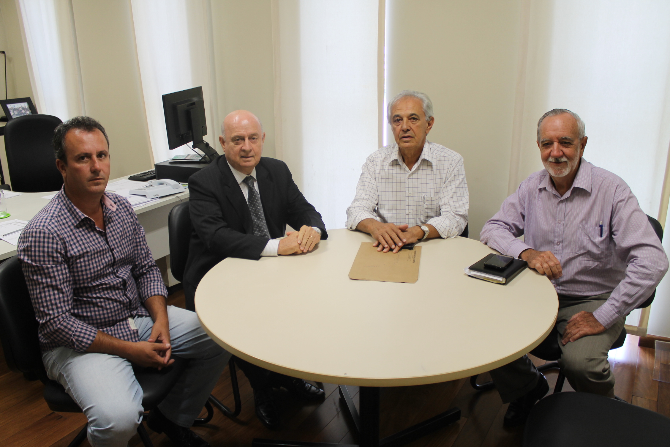 07.03.17 - Braulio Braz recebe em seu gabinete prefeito e vice de Ibertioga.JPG (1.12 MB)