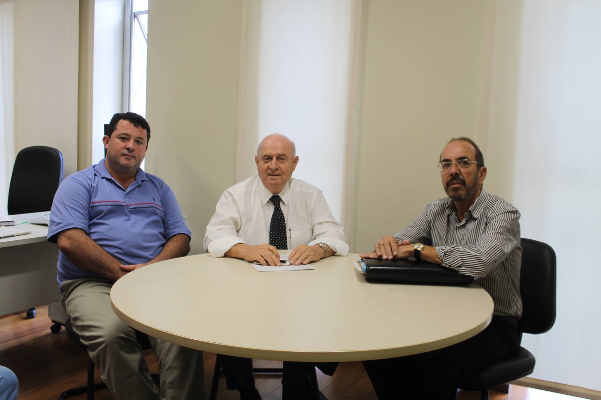 25.04.17 - Braulio Braz recebe prefeito e vice de Alto Jequitib&aacute;.jpg (133 KB)